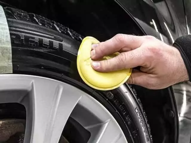 Autógumi ápolása és fényesítése kézi kezeléssel