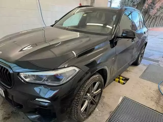 Prémium kézi autómosó Hernád szomszédságában - tiszta fekete BMW