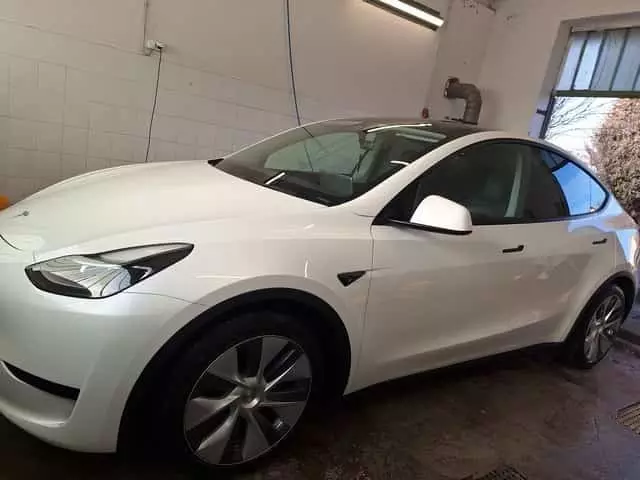 Fehér autó kézi mosás után – autómosó Inárcs közelében, Örkényben