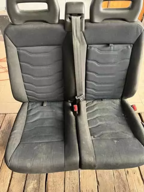 Szövet autóülés kárpittisztítás előtt – foltos, szennyezett felület