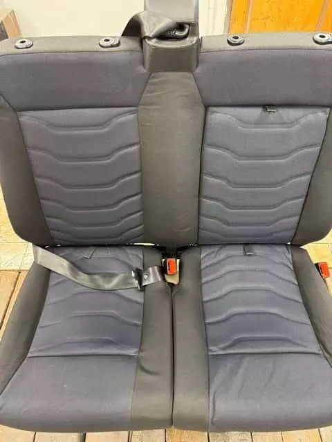 Szövet autóülés kárpittisztítás után – tiszta, egységes felület