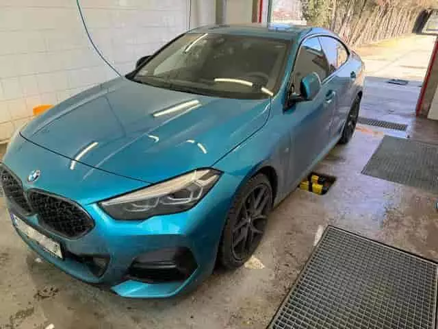 BMW 4 Gran Coupé külső mosás előtt – poros, matt kék fényezés