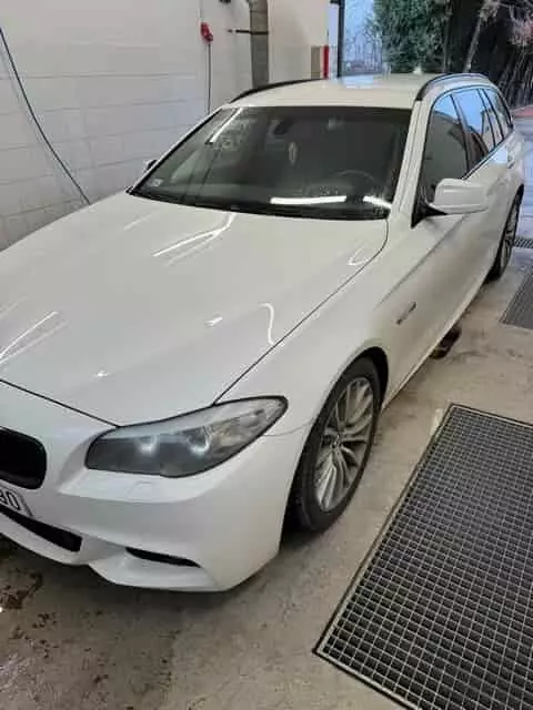 BMW 5 Touring külső mosás előtt – enyhén szennyezett fehér karosszéria