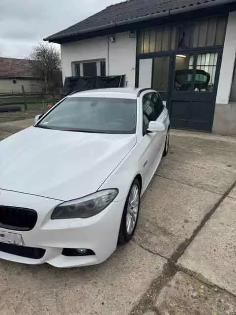 BMW 5 Touring külső mosás után – tiszta, fényes fehér fényezés