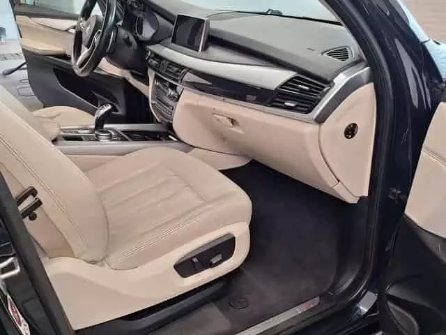 Bőr autó belső tér tisztítása és ápolása kézi autókozmetikában