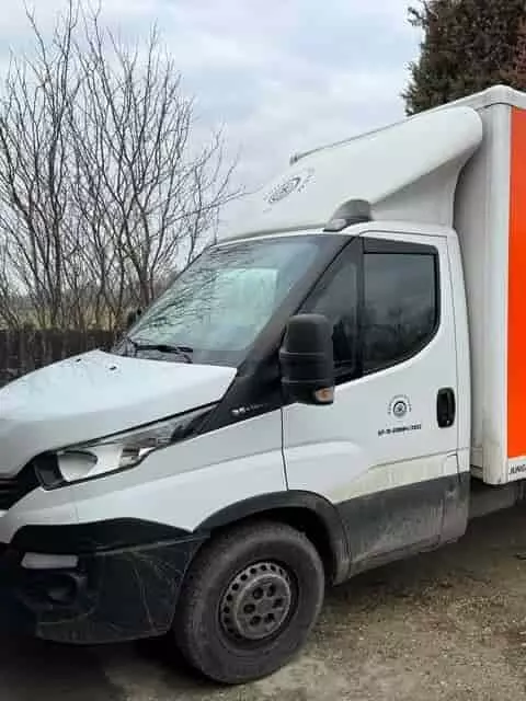 Dobozos teherautó külső mosás előtt – poros, szennyezett karosszéria