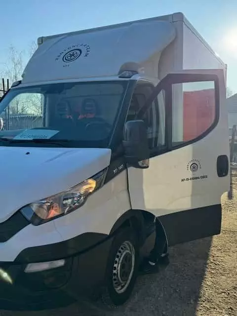 Dobozos teherautó külső mosás után – tiszta, ápolt karosszéria