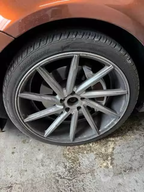 Alumínium felni tisztítás előtt – fékporos és szennyezett felület