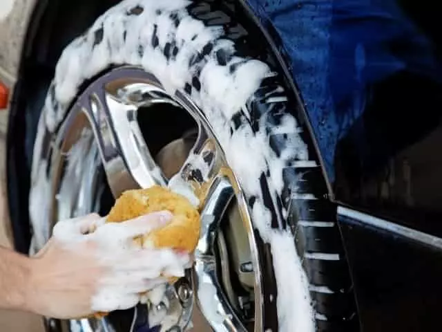 Autó felni tisztítása habos kézi mosással