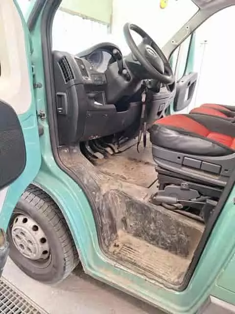 Haszongépjármű vezetőtér tisztítás előtt – sáros padló és szennyezett küszöb