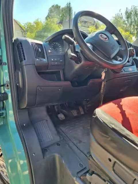 Haszongépjármű vezetőtér tisztítás után – megtisztított padló és műanyag felületek