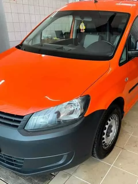 Narancssárga kisáruszállító külső mosás után – tiszta, fényes karosszéria