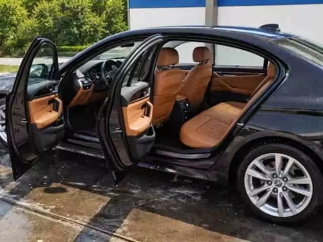 Habbal borított fekete személyautó külső-belső mosása kézi autómosóban