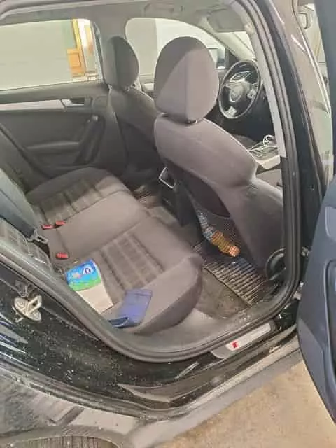 Autó utastér tisztítás előtt, piszkos szőnyegek és ülésfelület