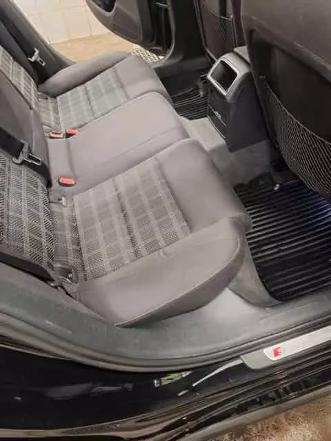 Autó utastér tisztítás után, megtisztított kárpit és szőnyegek