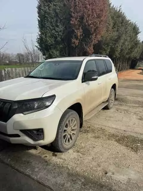 SUV tisztítás előtt, poros karosszéria és koszos felnik