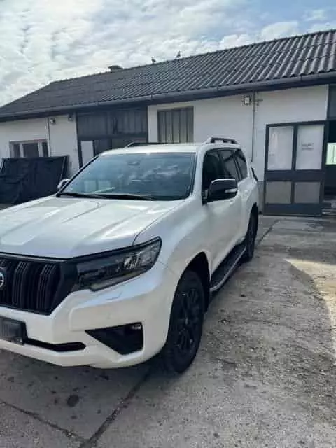 SUV tisztítás után, ragyogó karosszéria és tiszta felnik