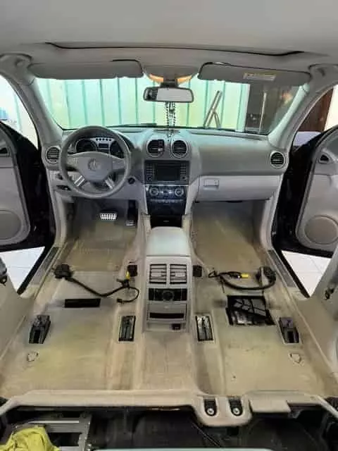 Mercedes belső mélytisztítás – kiszerelt ülések és alapos takarítás