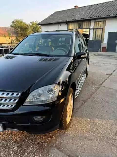 Mercedes SUV külső mosás után – fényes, tiszta fekete karosszéria