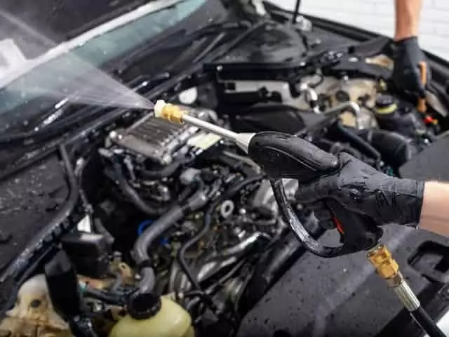 Autó motorterének tisztítása magasnyomású mosással