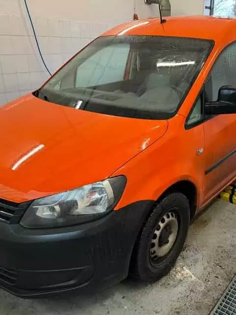 Narancssárga kisáruszállító külső mosás előtt – szennyezett karosszéria