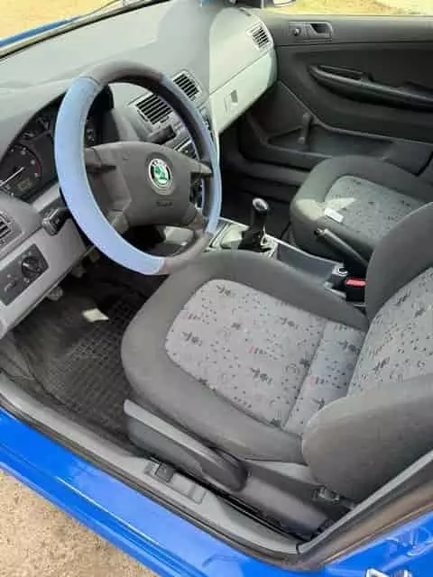 Skoda belső tisztítás előtt – szennyezett ülés és padló