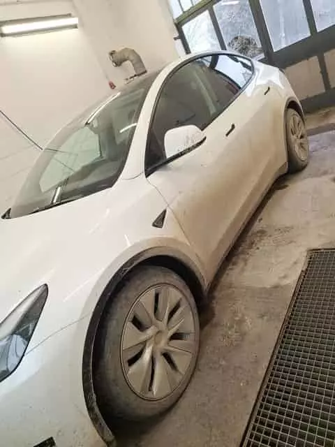 Tesla Model 3 külső mosás előtt – sáros karosszéria és szennyezett felnik