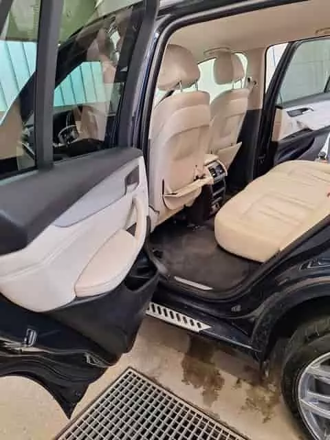 Világos bőr belső tisztítás előtt – szennyezett padló és küszöb